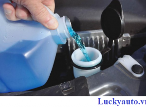 Thay Nước Rửa Kính Cho Xe Ô tô Đúng Cách